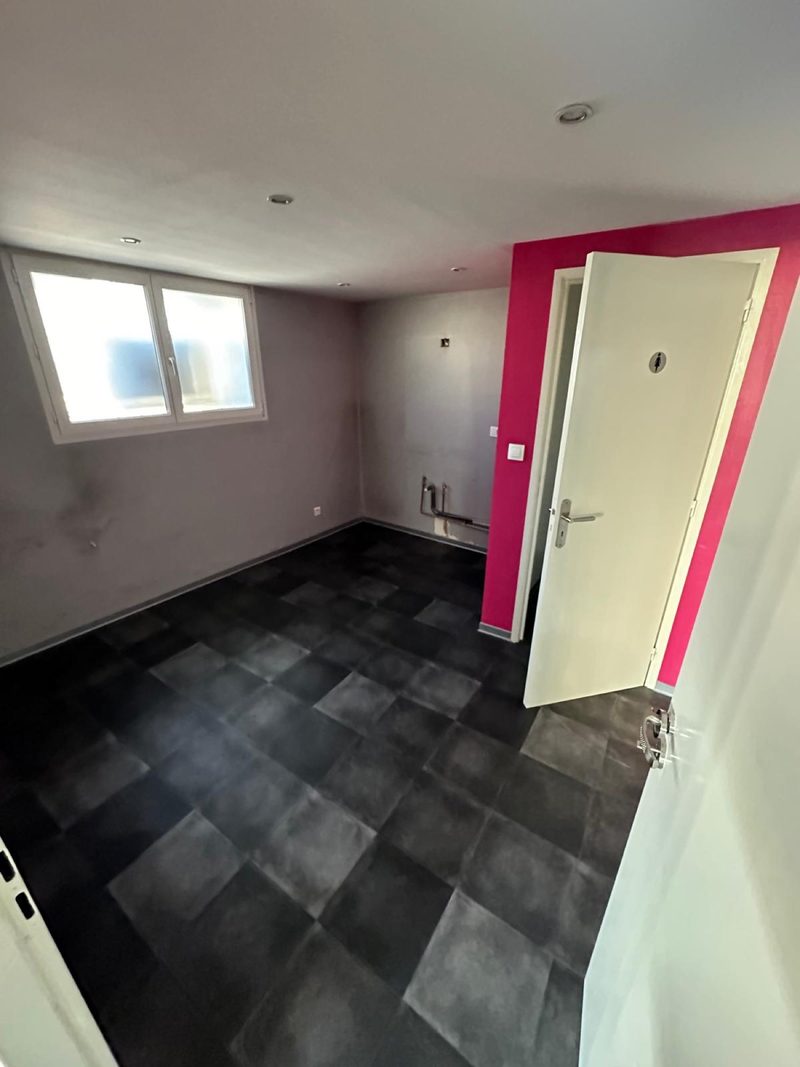 Local commercial de 30 m² refait, 300 € sans charges