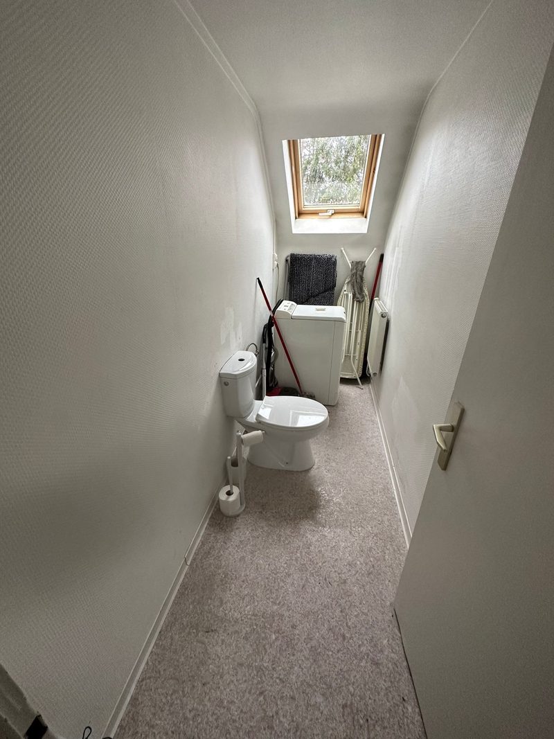 T3 de 75 m² sous les toits, salle de bain avec baignoire