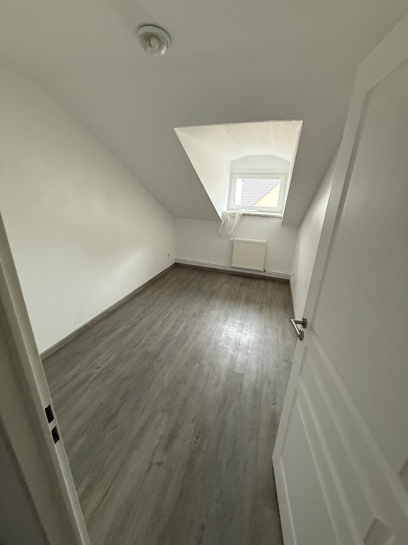 T4 de 85 m² au deuxième, quatre pièces desservies par un couloir