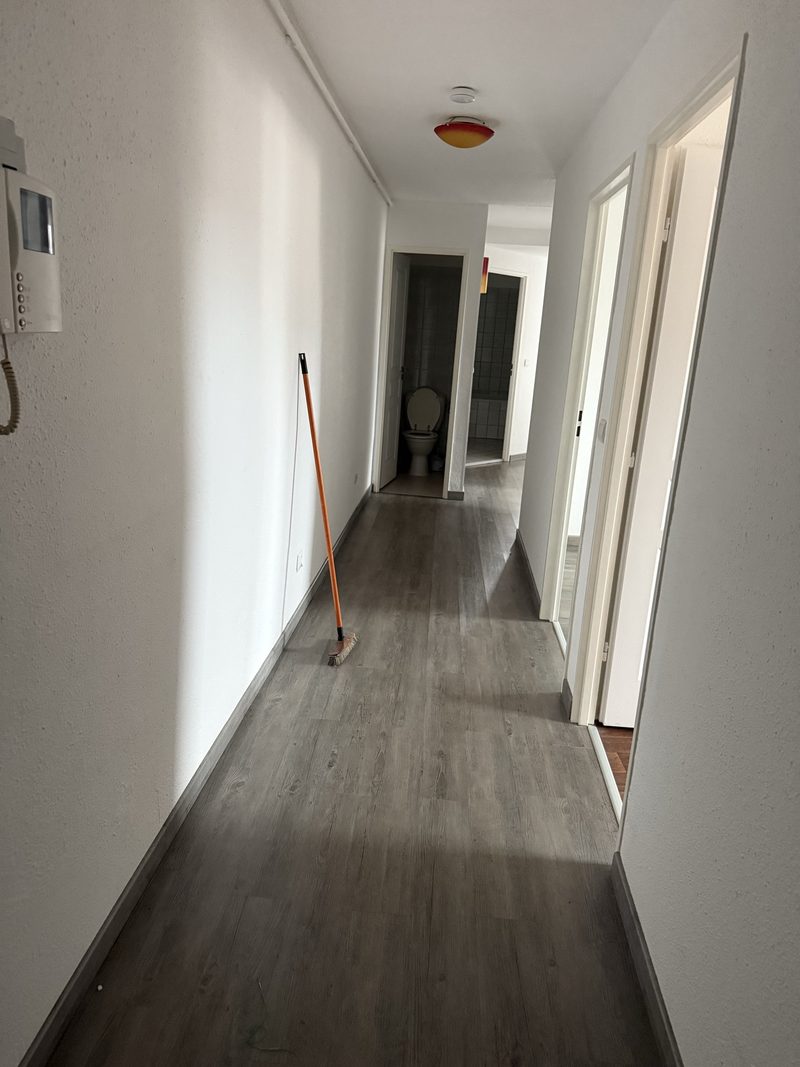 T4 de 85 m² au deuxième, quatre pièces desservies par un couloir
