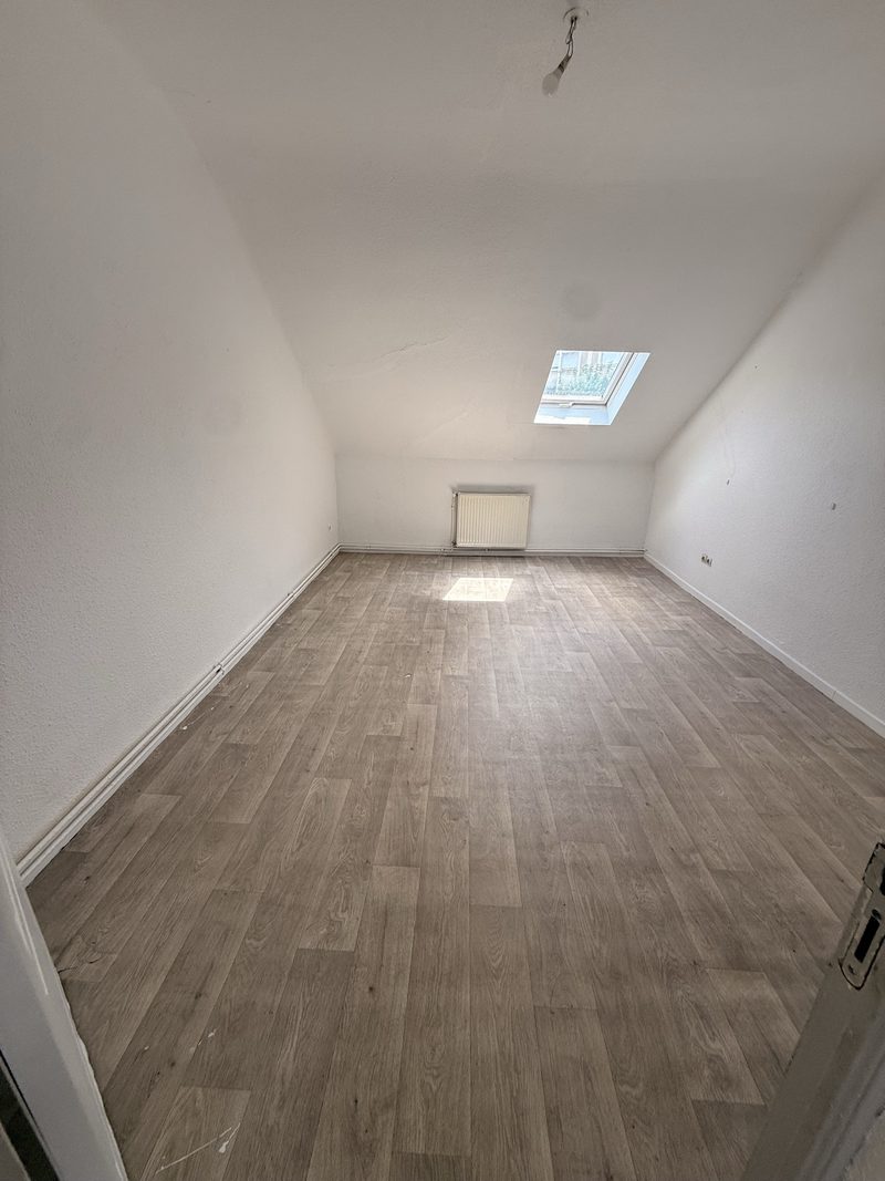 T3 de 70 m² sous les toits, baignoire et beaux volumes