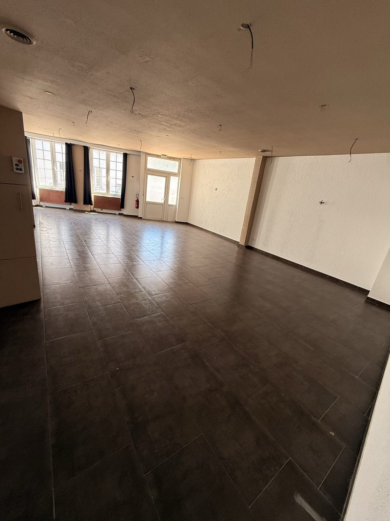 Restaurant de 246 m² sur deux niveaux — bar, cuisine et chambre froide en place