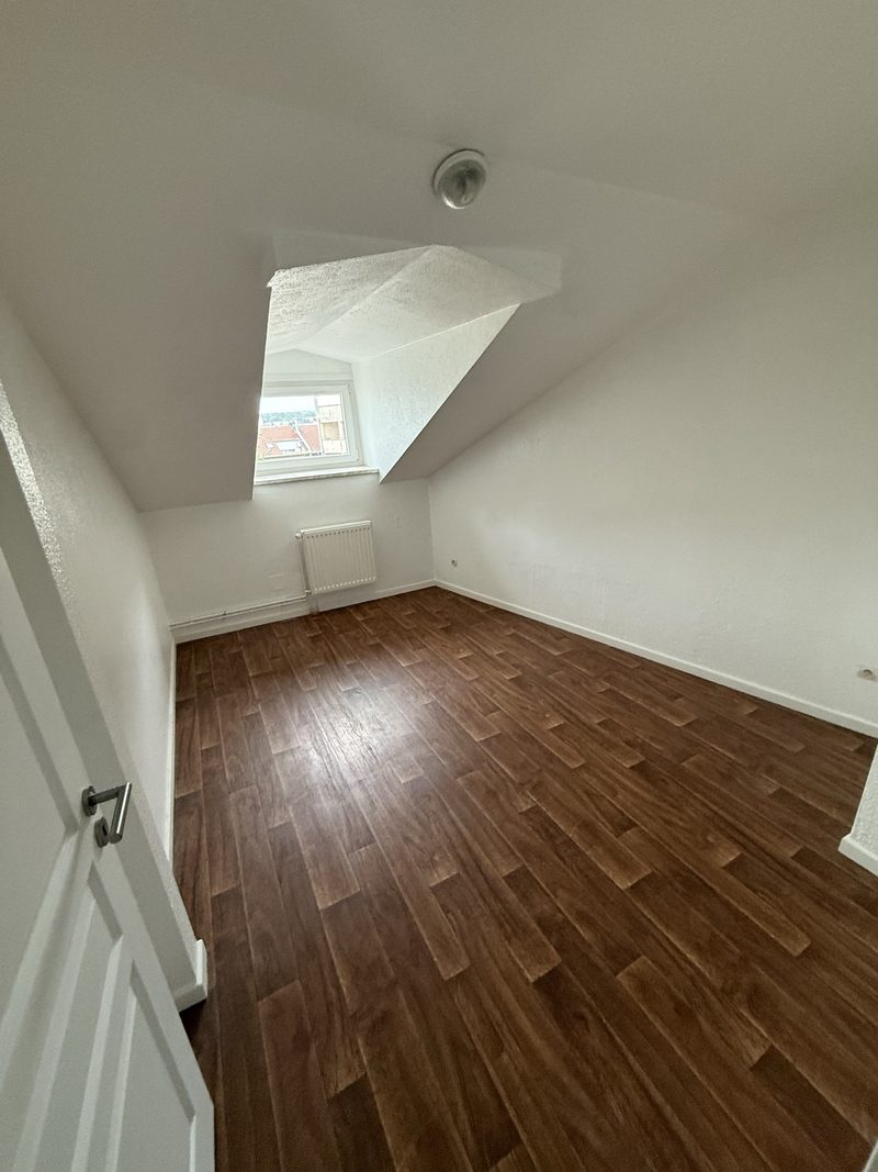 T4 de 85 m² au deuxième, quatre pièces desservies par un couloir