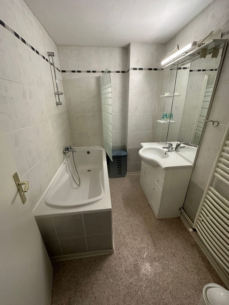 T3 de 75 m² sous les toits, salle de bain avec baignoire