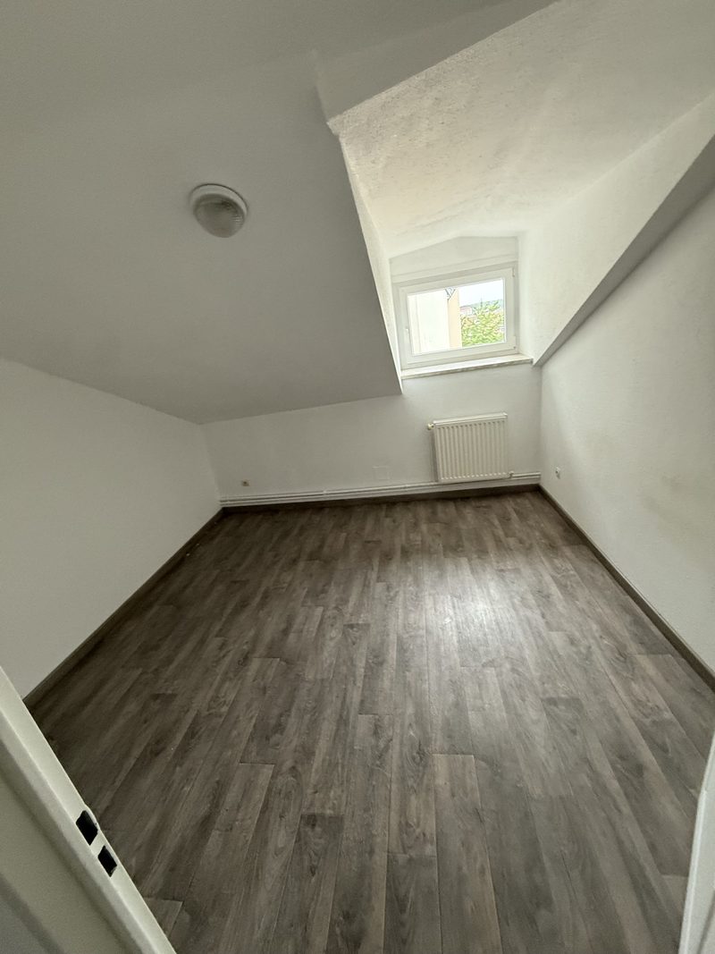 T4 de 85 m² au deuxième, quatre pièces desservies par un couloir
