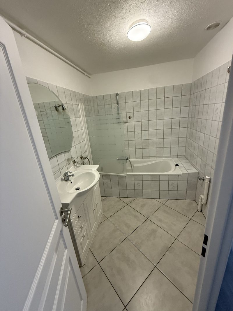 T4 de 85 m² au deuxième, quatre pièces desservies par un couloir