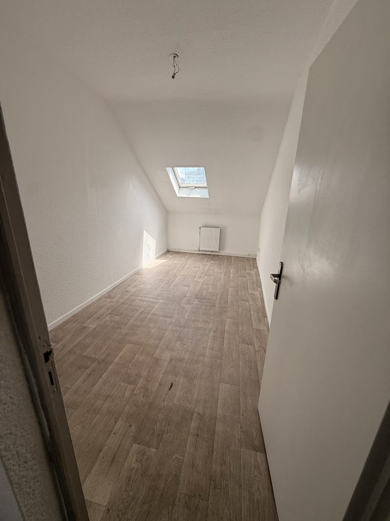 T3 de 70 m² sous les toits, baignoire et beaux volumes