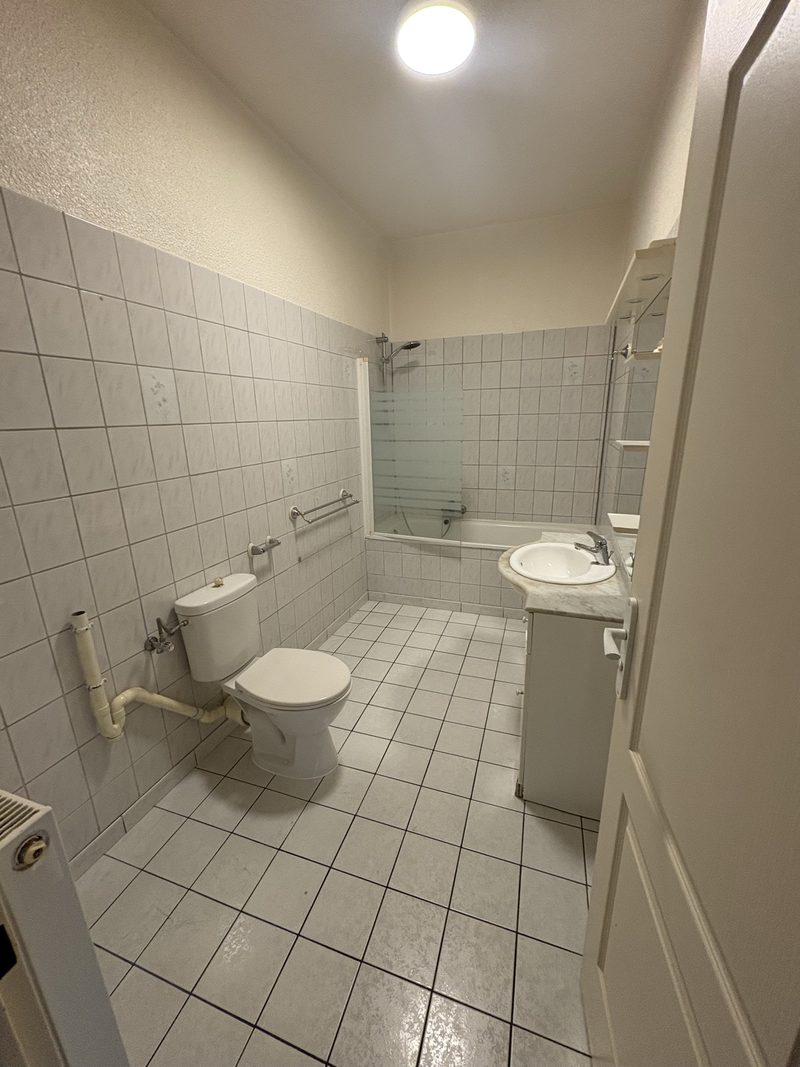 T2 de 40 m² en rez-de-chaussée, porte-fenêtre et interphone