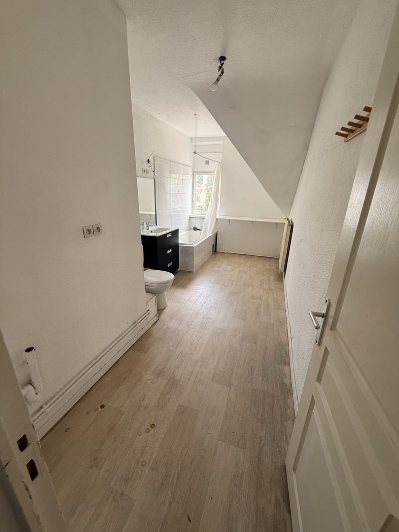 T3 de 70 m² sous les toits, baignoire et beaux volumes