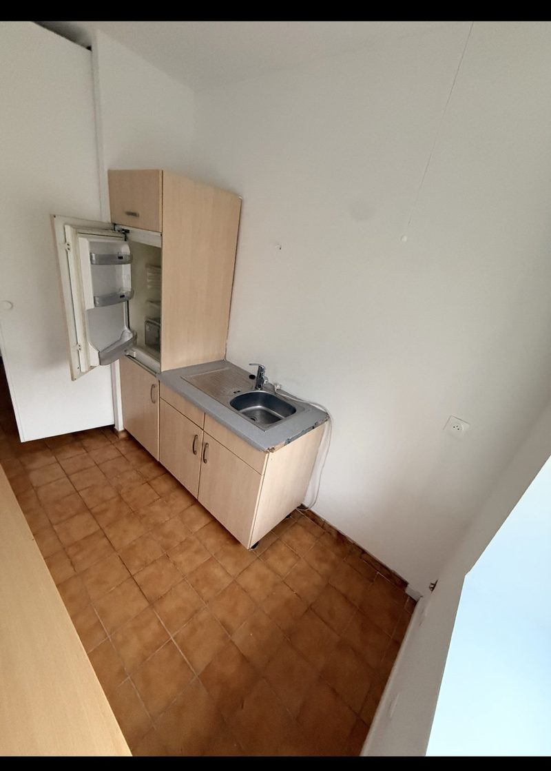 T2 de 45 m² en rez-de-chaussée, cuisine ouverte sur le séjour