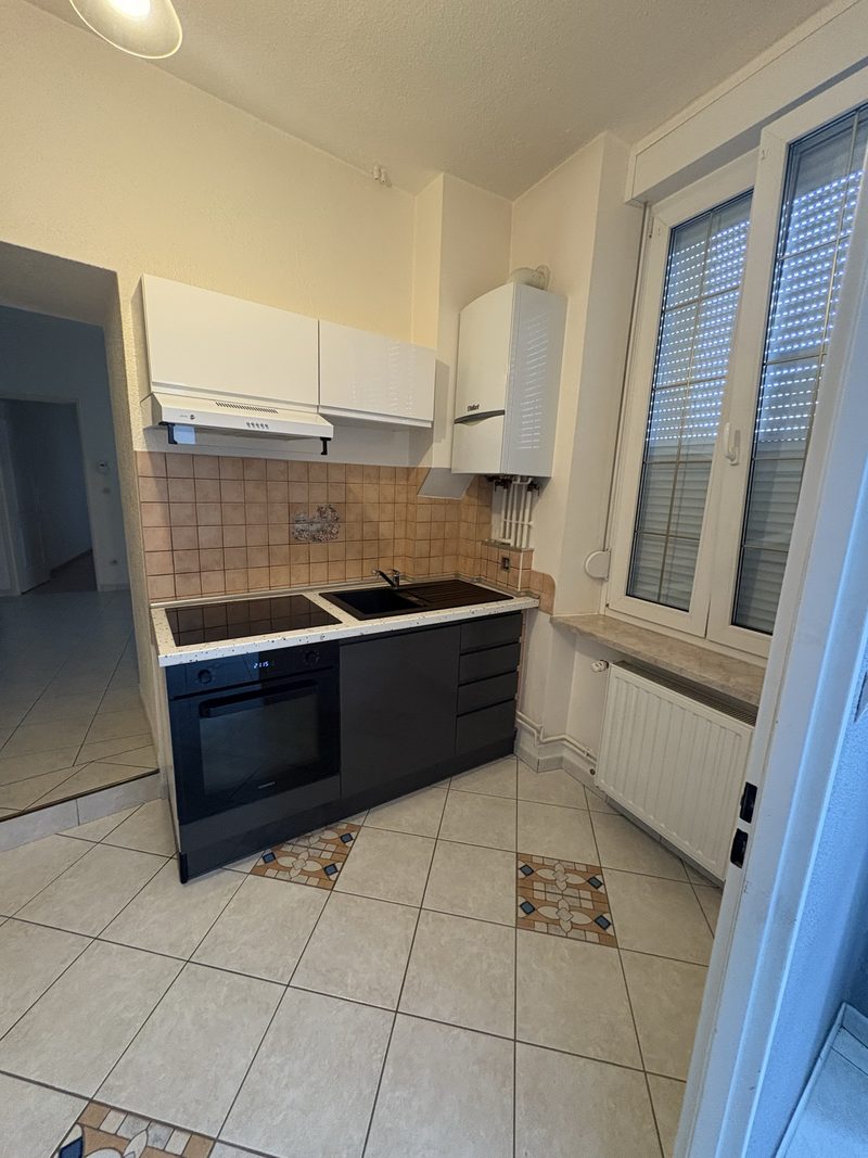 T2 de 40 m² en rez-de-chaussée, porte-fenêtre et interphone