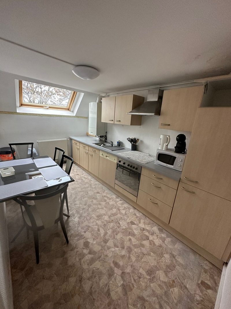 T3 de 75 m² sous les toits, salle de bain avec baignoire