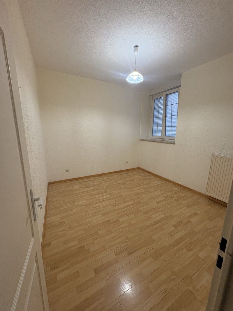 T2 de 40 m² en rez-de-chaussée, porte-fenêtre et interphone