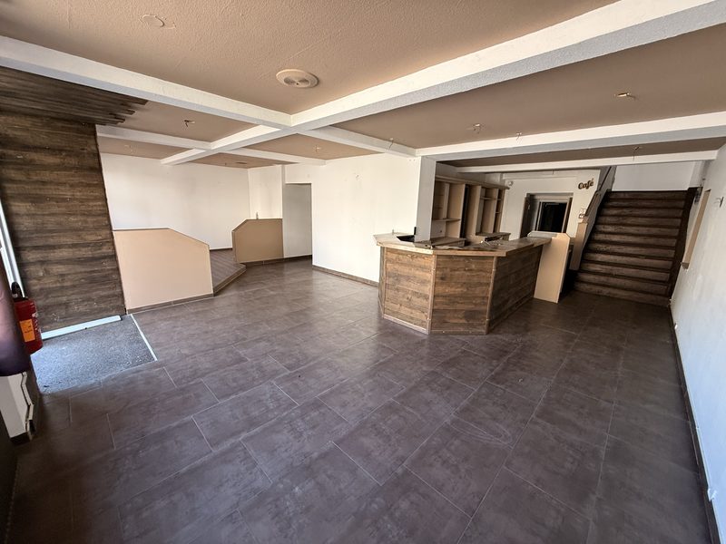 Restaurant de 246 m² sur deux niveaux — bar, cuisine et chambre froide en place