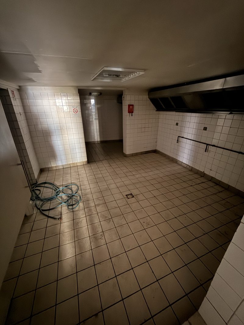 Restaurant de 246 m² sur deux niveaux — bar, cuisine et chambre froide en place
