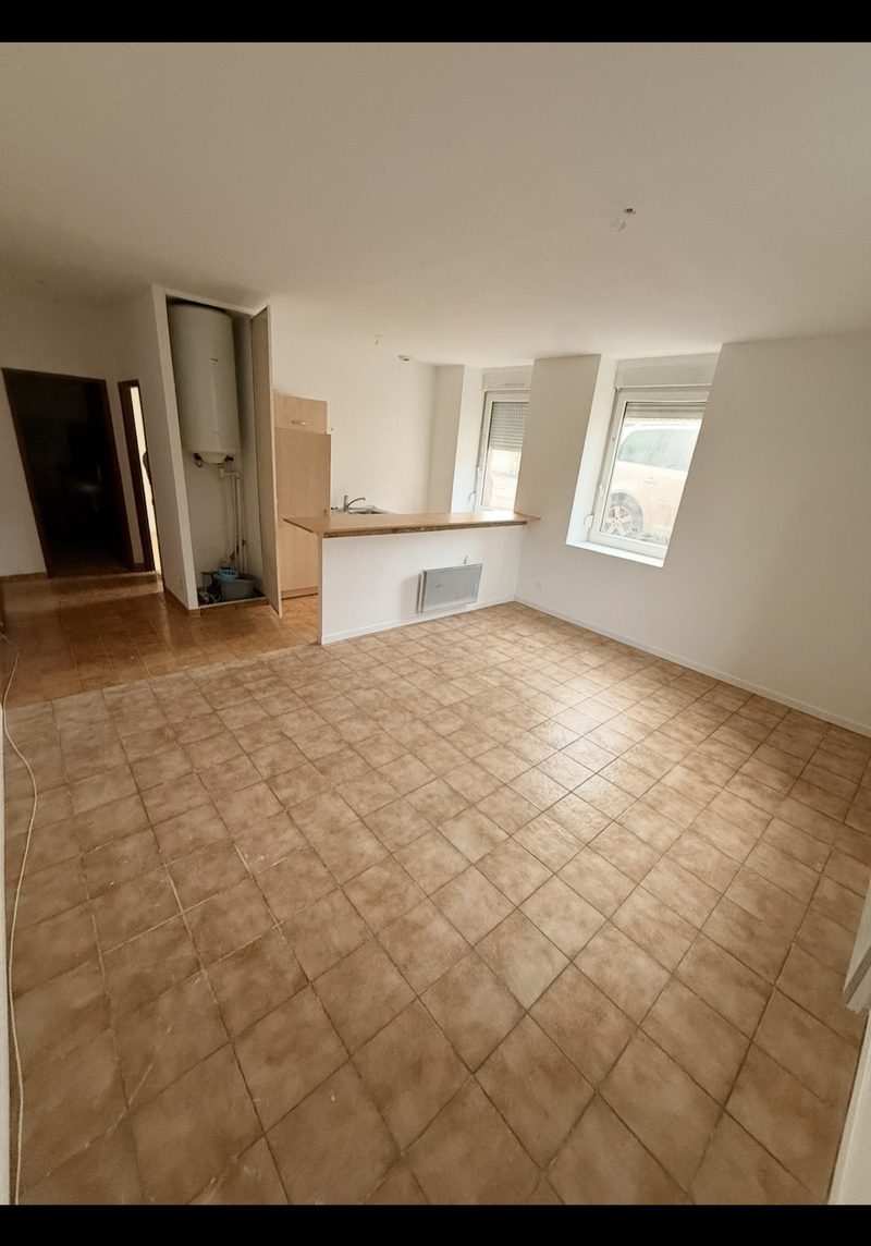 T2 de 45 m² en rez-de-chaussée, cuisine ouverte sur le séjour