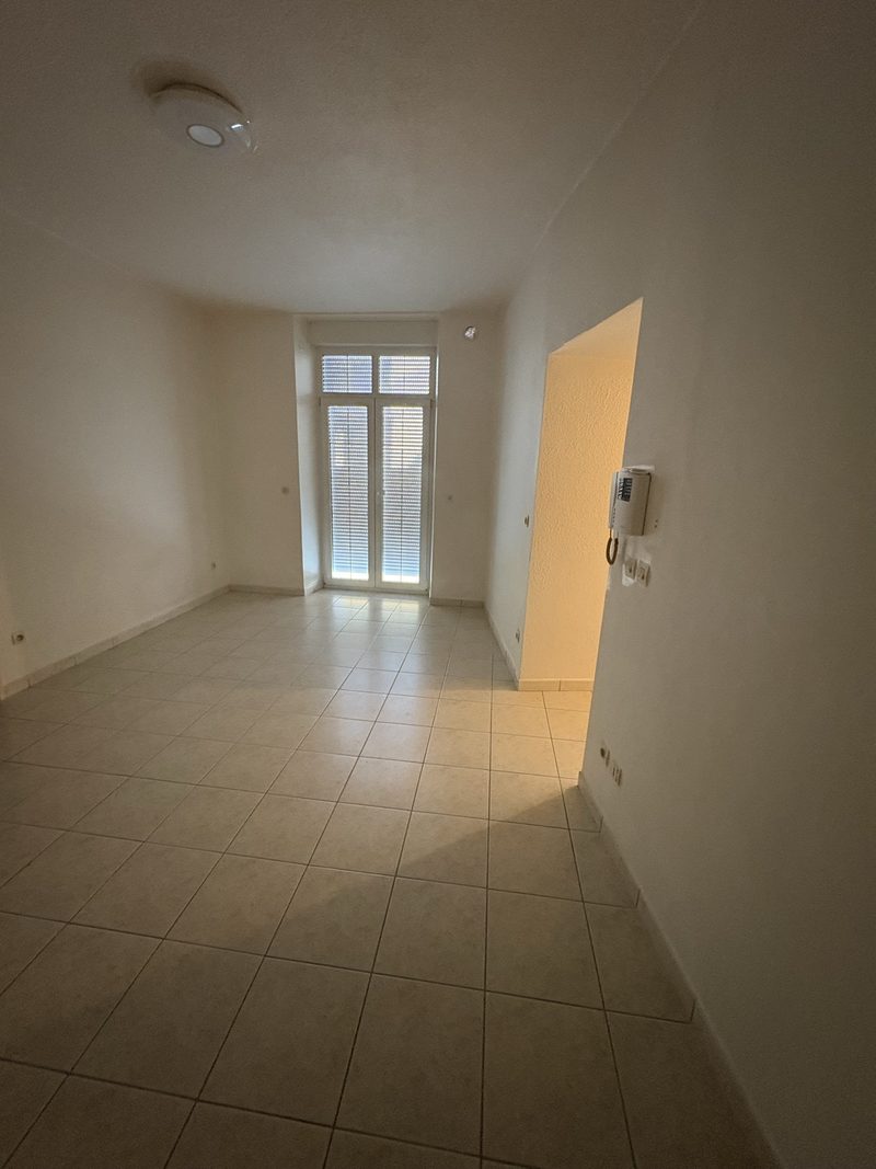 T2 de 40 m² en rez-de-chaussée, porte-fenêtre et interphone