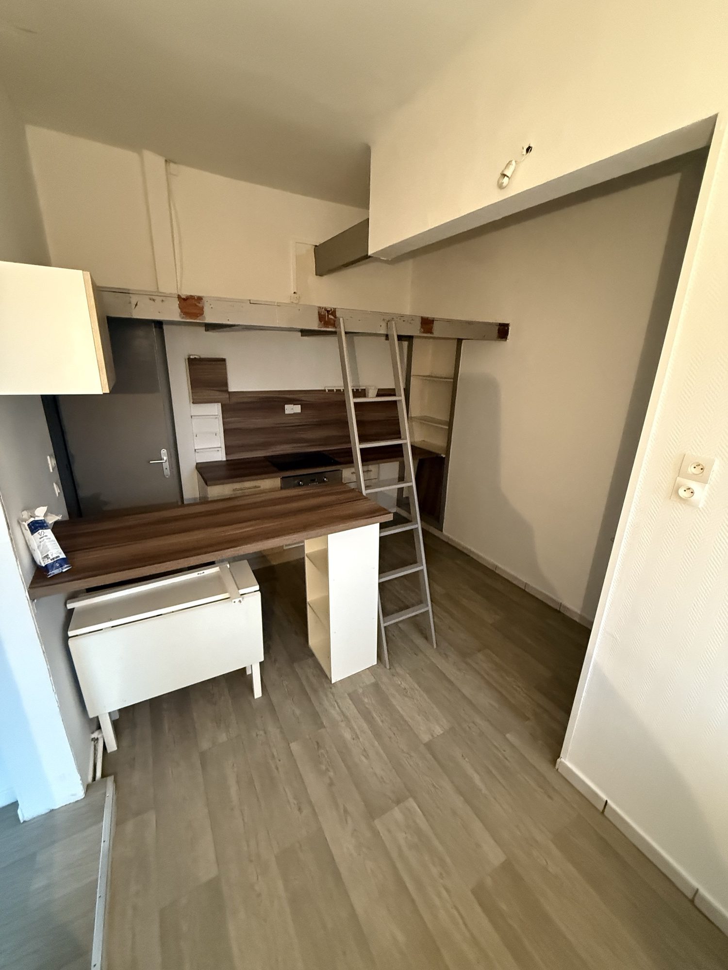 T2 de 42 m² avec mezzanine et cuisine installée