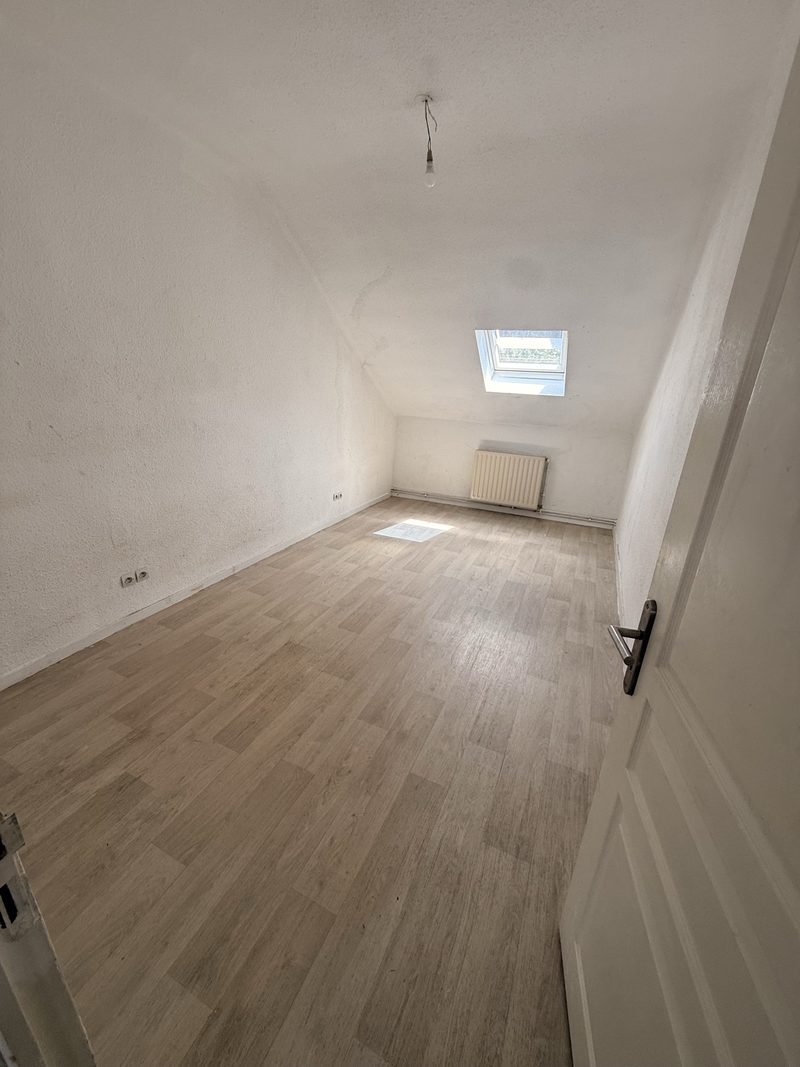 T3 de 70 m² sous les toits, grande pièce de vie et fenêtre de toit