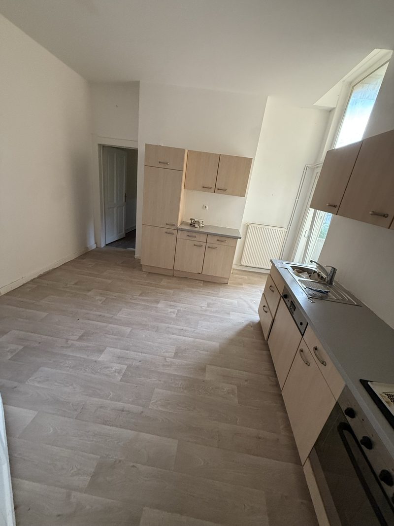 T3 de 75 m² avec balcon et cuisine équipée, rue de la Gare