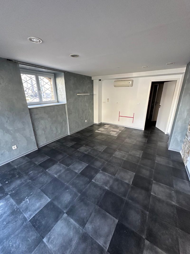 Local commercial de 30 m² refait, 300 € sans charges