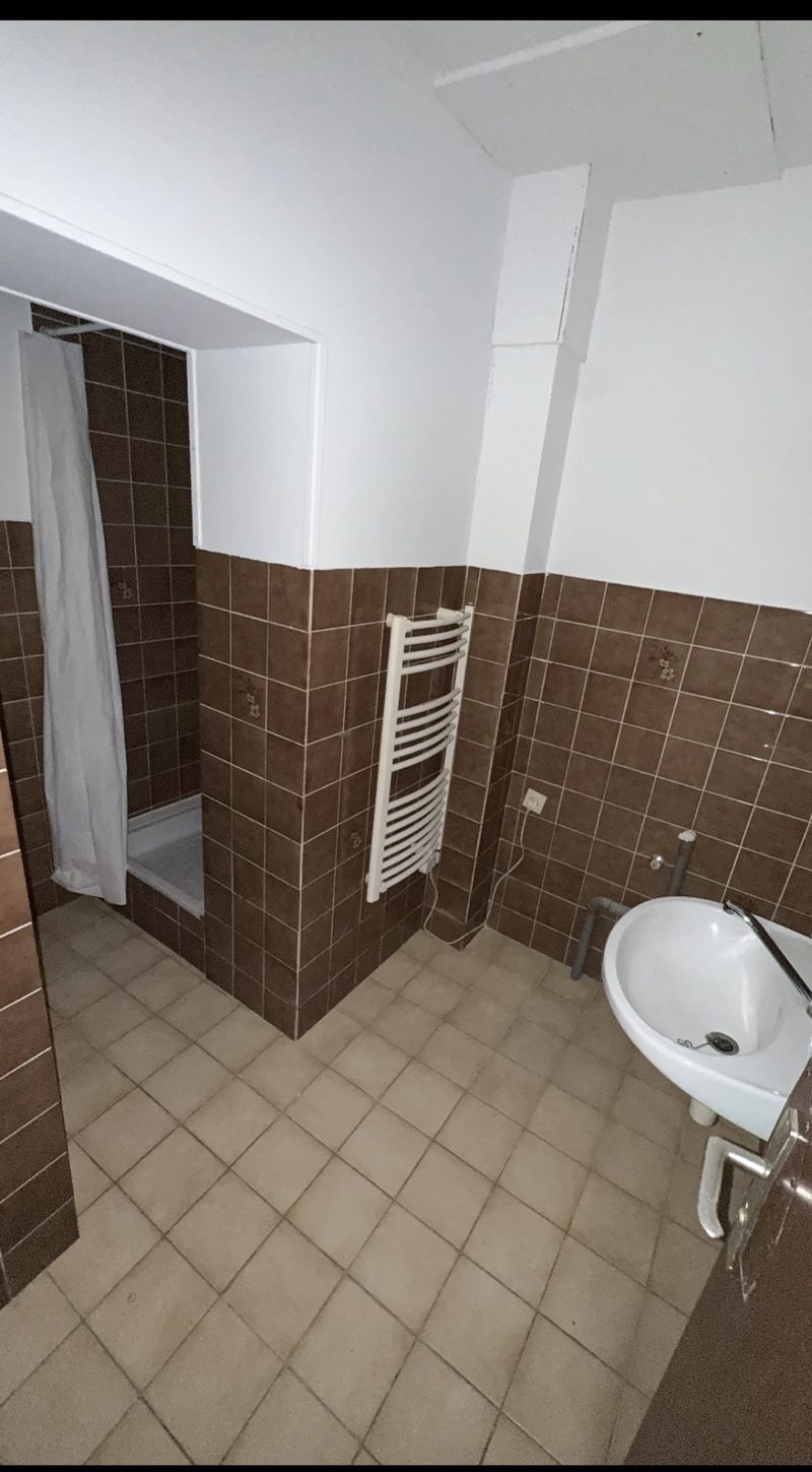 T2 de 45 m² en rez-de-chaussée, cuisine ouverte sur le séjour